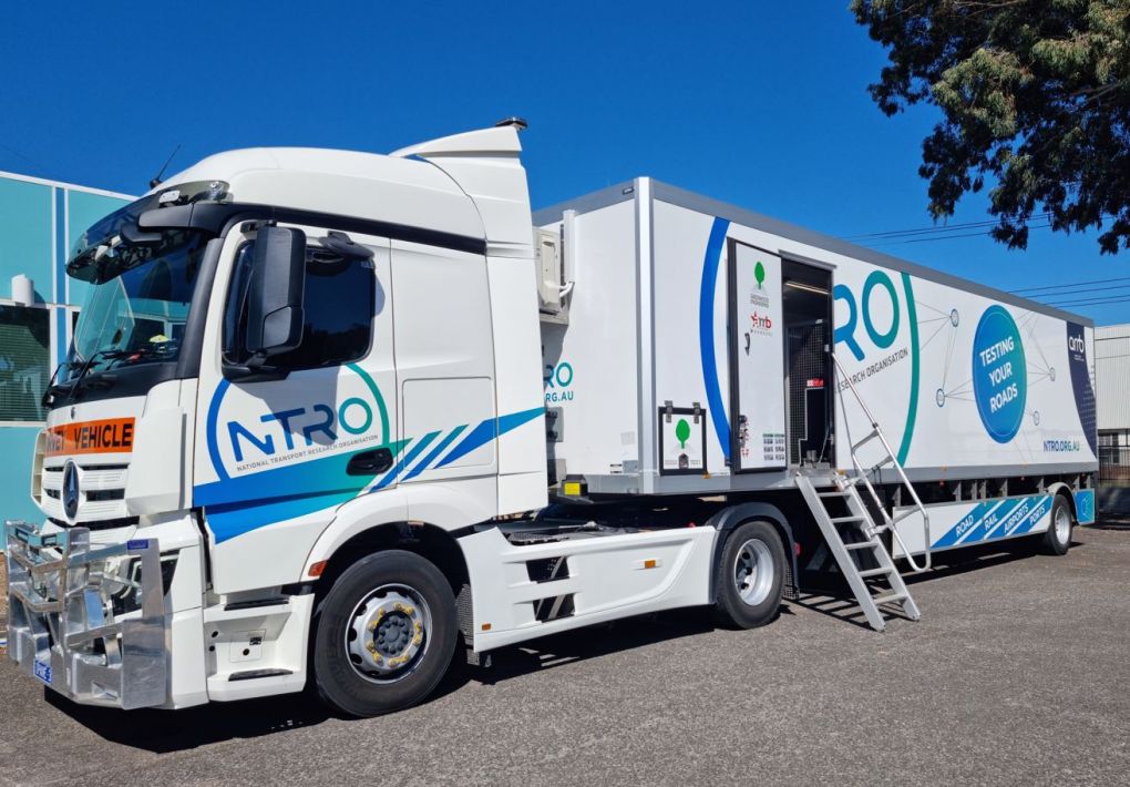 a white semi-trailer